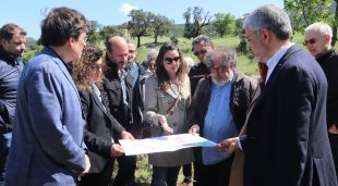 Una tècnica de Medi Ambient de la Diputació de Girona explicant les zones d'actuació properes a les infraestructures que hi ha a la Jonquera mentre altres autoritats escolten