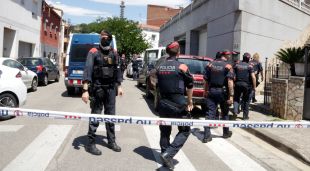 Agents de l'ARRO dels Mossos davant la casa escorcollada a Girona