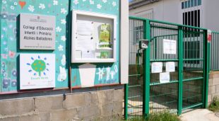 L'entrada de l'escola de Sant Feliu de Buixalleu, en barracons