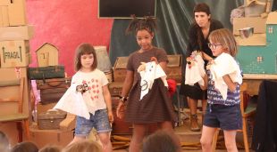 Tres alumnes de l'escola Camins de Banyoles fan titelles davant d'altres companys com a part de l'espectacle que han creat