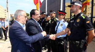 L'alcalde de Palafrugell, Josep Piferrer, i el conseller d'Interior, Joan Ignasi Elena, arribant a les dues comissaries per signar el conveni