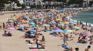 La platja de Llafranc plena de banyistes aquest matí