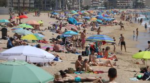 La platja de Torre Valentina de Calonge amb banyistes, aquest matí