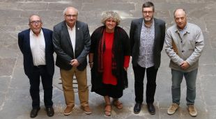 El vicepresident de JMT, Josep Capellà, l'alcalde Jordi Colomí, la directora artístic Montse Faura, el director de música de l'ICEC Xavier Cester i el vocal de la JMT Xavier Ferrer, al Departament de Cultura