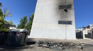El conenidor cremat davant de l'institut que ha afectat la façana