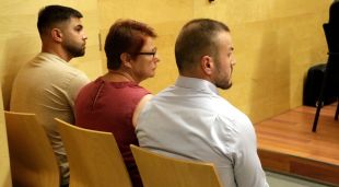 Els acusats amb la intèrprete asseguda al mig dels dos