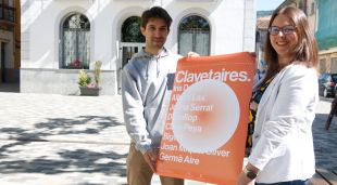 El regidor de Cultura de Campdevànol, Sergi Colomer, i la tècnica de Cultura Laura Basagaña amb el cartell de Clavetaires