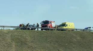 Un dels vehicles implicats, encastat contra la tanca