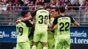 Els jugadors de Montilivi celebrant el passi a la final
