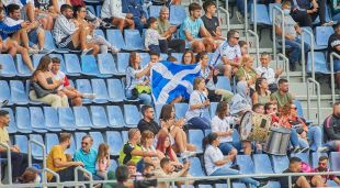 Aficionats del CD Tenerife al seu camp, veient una sessió preparatòria