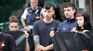 Al centre de la foto, el jove jutjat pels aldarulls postsentència a Girona