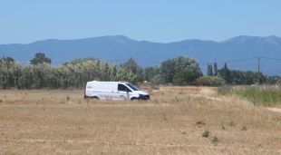 El vehicle de la funerària a la zona on s'ha produït l'accident