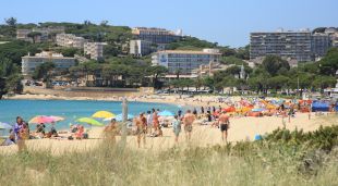 Aspecte que presentava aquest migdia la plajta de Sant Pol a Sant Feliu de Guíxols