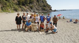 El grup de voluntaris que ha participat en la recollida a la platja de Llançà