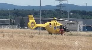 L'helicòpter del SEM recollint el motorista ferit