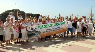 Els participants a la marxa de Blanes contra els abusos i maltractaments a la gent gran, al davant de Sa Palomera
