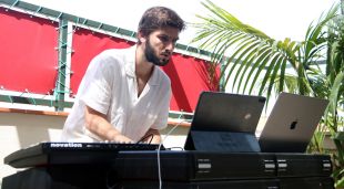 El polifacètic compositor i director d’orquestra Lucas Vidal, a la terrassa 'Chiringuito' de l‘Hotel Casa Bonay de Barcelona