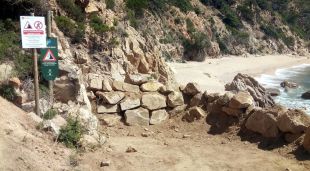La cala del Senyor Ramon de Santa Cristina d'Aro, amb l'accés barrat i el senyal que prohibeix entrar-hi
