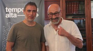 El director teatral Julio Manriquei el director del Festival Temporada Alta de Girona, Salvador Sunyer, durant la presentació de la programació del certamen