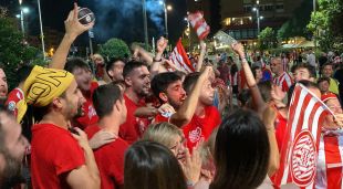Aficionats del Girona FC, celebrant ahir l'ascens a Primera