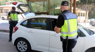 Agents de la unitat especialitzada de la Policia Nacional fent un dels controls amb motiu de la cimera de l'OTAN al pas fronterer del Pertús