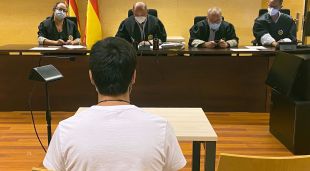 D'esquenes, el jove que va llançar una pedra contra la policia durant els disturbis postsentència a Girona