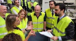 Roger Torrent i Natàlia Mas durant la visita a les instal·lacions d'Hamelin Brands