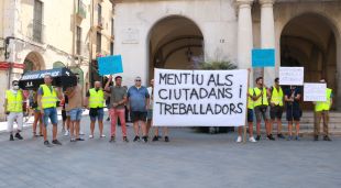 Treballadors municipals porten un fèretre simulat a les portes de l'Ajuntament de Figueres com a protesta