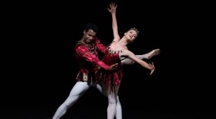 Bayerisches Staatsballet en un moment de l'actuació de la primera coreografia