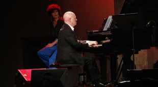 Albert Guinovart tocant el piano, amb Elena Gadel de fons al festival ISTIU