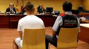 D'esquenes i custodiat pels Mossos, l'acusat de fracturar-li el maxil·lar a la parella d'un cop de puny