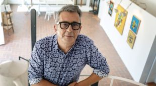 Andreu Buenafuente a la Fundació Cuixart de Palafrugell durant la inauguració de la seva primera exposició de pintura en solitari