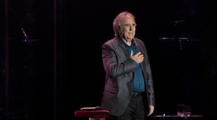 Joan Manuel Serrat agraïnt al públic durant el final del concert