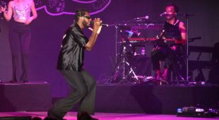 Leon Bridges, damunt l'escenari del festival de la Porta Ferrada el passat 8 de juliol