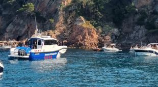 L'embarcació dels Mossos arribant a les barques conflictives