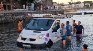 El vehicle després de caure dins de l'aigua