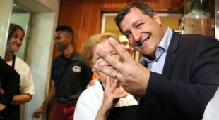 El sommelier Josep Roca amb la seva mare el 2017