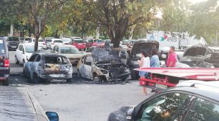 Alguns dels vehicles calcinats per l'incendi d'aquesta matinada