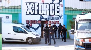 Els Mossos d'Esquadra sortint de la nau de l'empresa