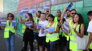 Treballadors de Ryanair es manifesten per reclamar el seu dret a vaga i per reivindicar millores laborals a l'aeroport del Prat