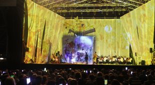El públic votant una de les dues opcions per escollir el final de l'espectacle