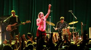Iggy Pop durant la seva actuació a Sant Feliu de Guixols