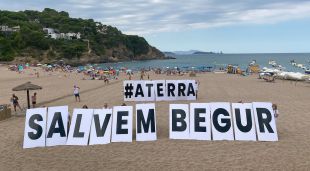 Acció de SOS Costa Brava a la la platja sa Riera de Begur