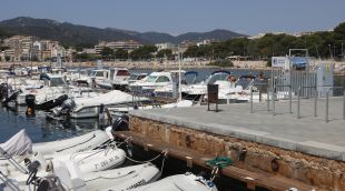 Diverses embarcacions col·locades als amarratges de Llop de Mar a Sant Feliu de Guíxols