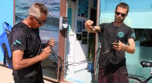 Dos submarinistes amb el palangre localitzat en plena reserva de les Illes Medes