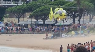 L'helicòpter del SEM a la platja de Sant Pol