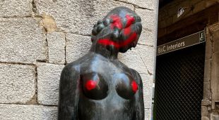 L'escultura, després de ser víctima de l'acte vandàlic