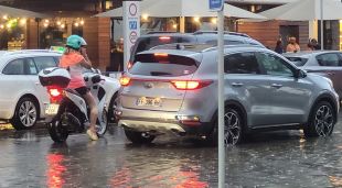 La tempesta d'ahir a Roses, que va inundar carrers i embarrancar vaixells (arxiu)