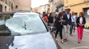 El vicepresident del Govern, Jordi Puigneró, i la consellera de Presidència, Laura Vilagrà, passen per davant d'un cotxe amb els vidres trencats per la pedregada