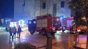 Els vehicles aparcats al Prat de Sant Pere des d'on han fet arribar les línies d'aigua